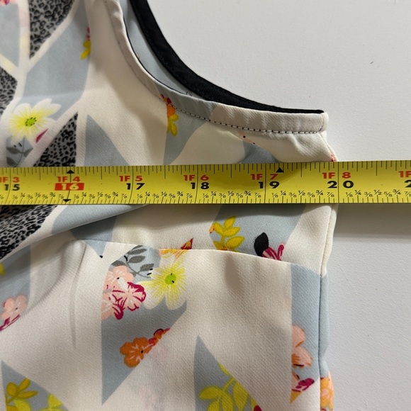 CAbi Multicolor Geometric Floral Sleeveless Lightweight Blouse Size Medium - Picture 13 of 14